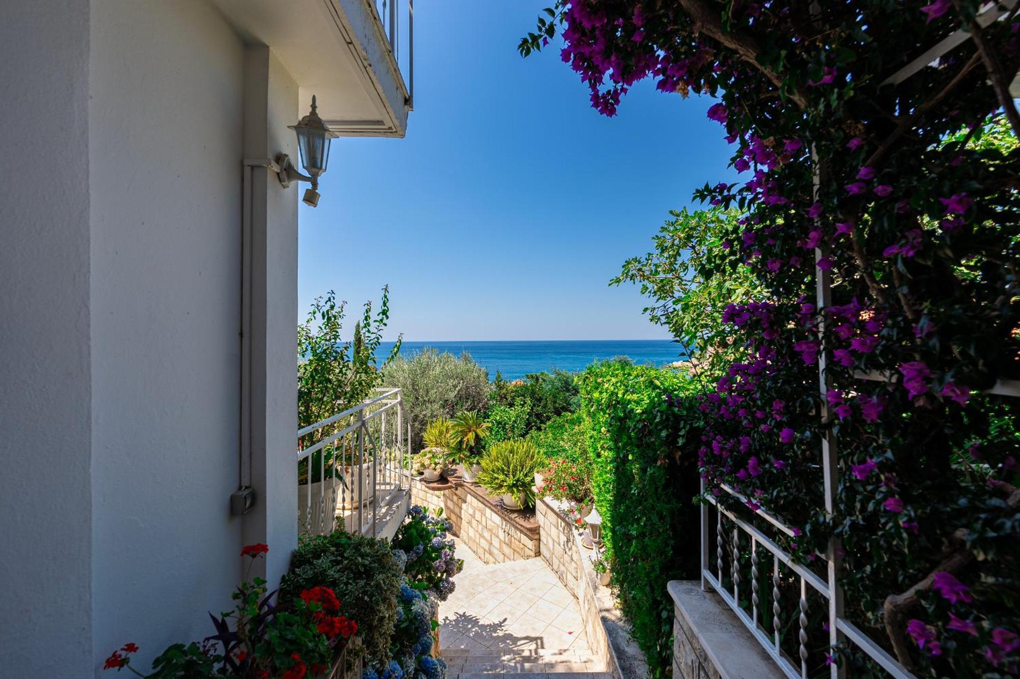 Sun Rose Apartments Sveti Stefan Eksteriør billede